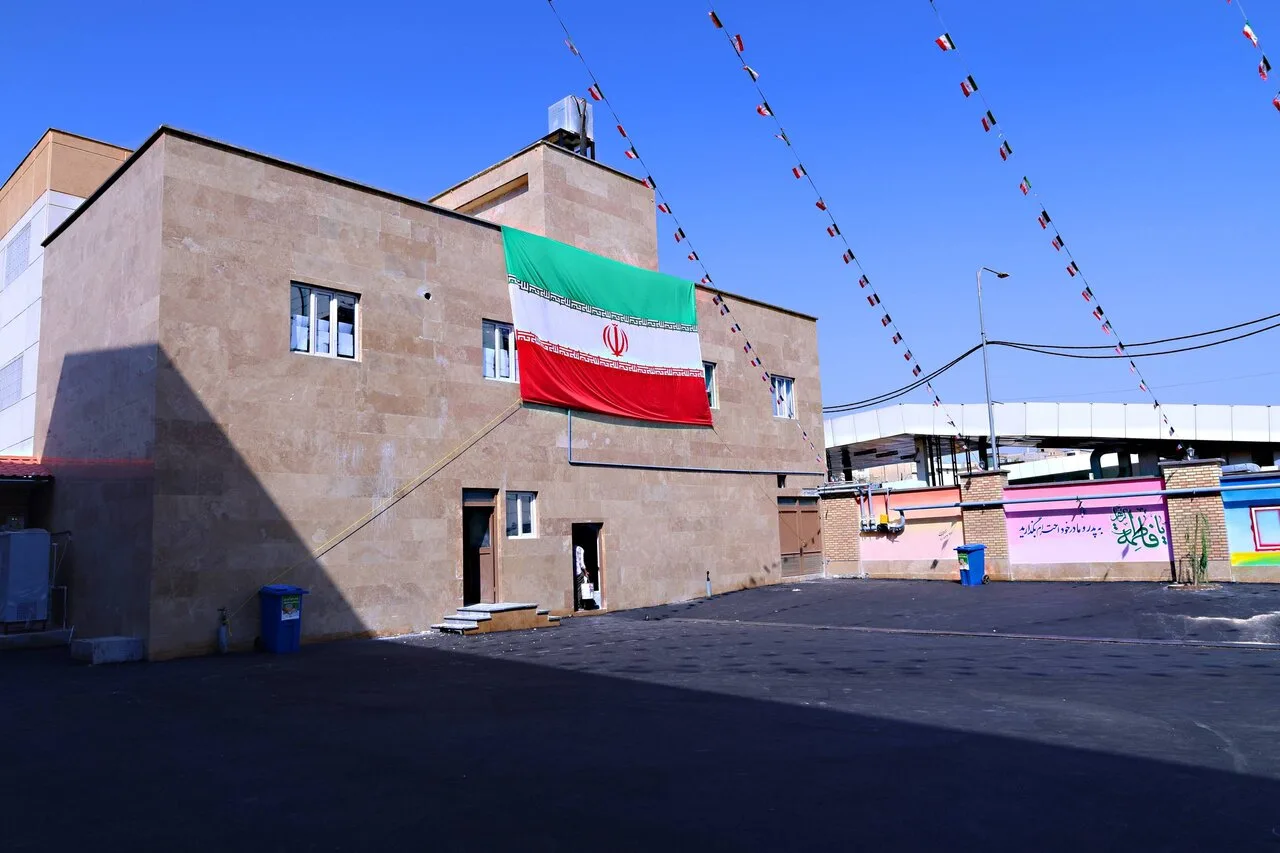 نصب پرچم جمهوری اسلامی ایران بر سردر ۵۷ مدرسه شهیدپرور تهران