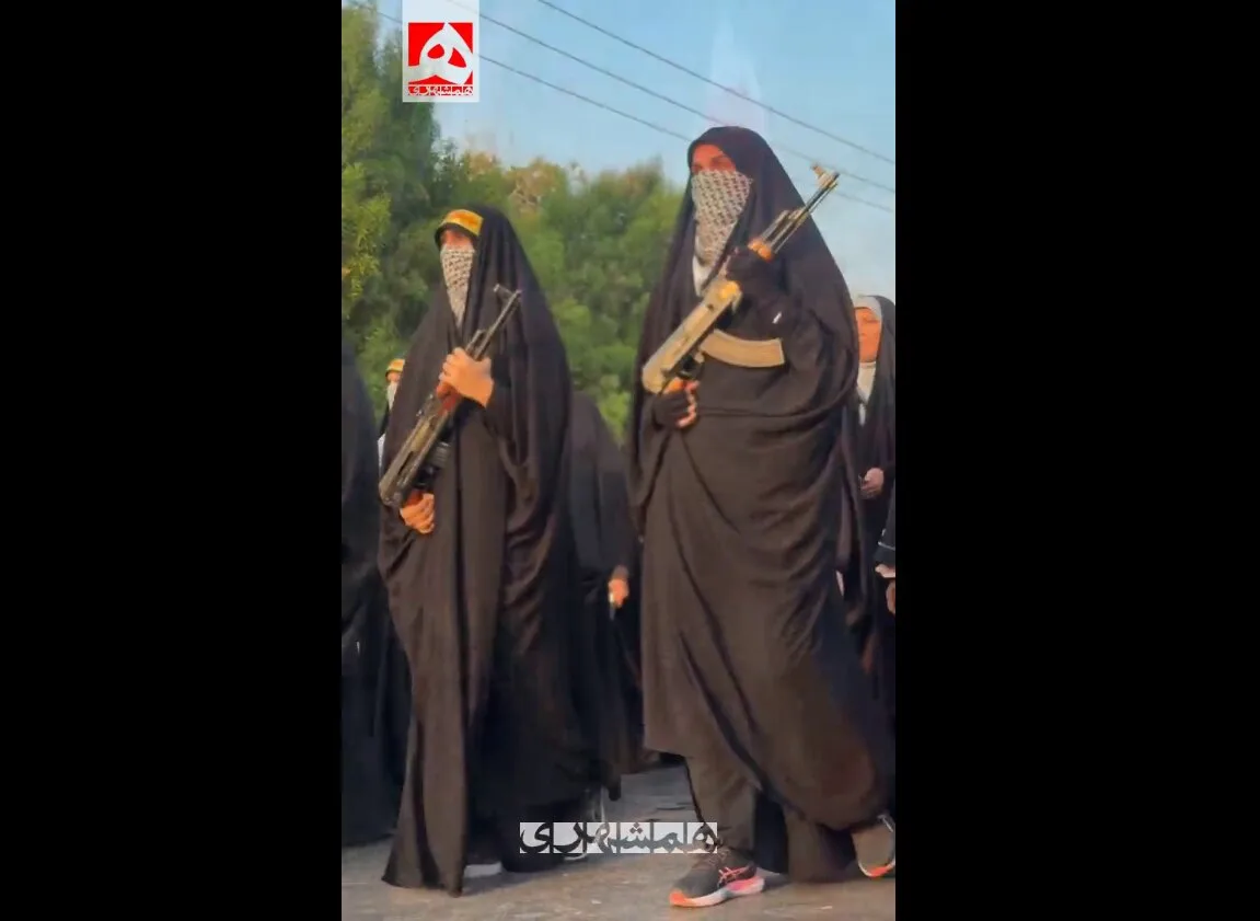 رزمایش جانفدایان ایران در بندرعباس با حضور زنان مسلح