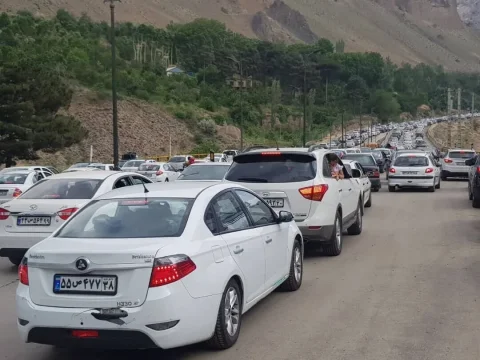 ترافیک سنگین در محورهای چالوس و هراز و مسدودیت برخی جاده‌ها