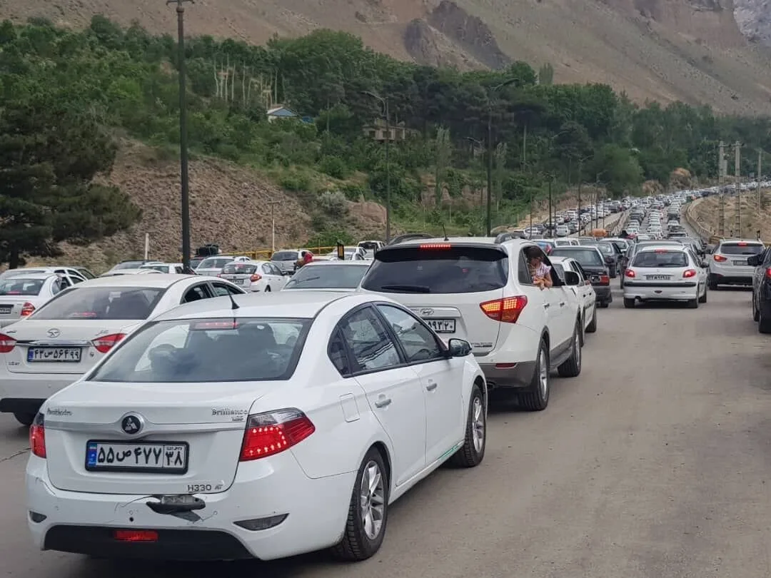 ترافیک سنگین در محورهای چالوس و هراز و مسدودیت برخی جاده‌ها