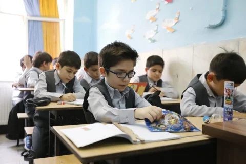 نسيم المحبة في مدارس طهران؛ الأطفال الإيرانيون الإسلاميون ينضمون إلى العائلات