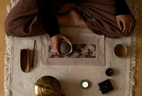 وقتی غم به سراغتان آمد، برایش یک فنجان چای بریزید؛ احساسات ما شبیه مهمان‌اند