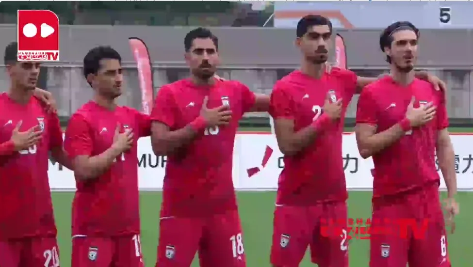 لاعبو فريق كرة القدم الأمل يغنون النشيد الوطني قبل المباراة مع الإمارات