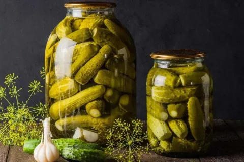 Mit dem Abkühlen der Luft, leckere und schimmelfreie hausgemachte Gewürzgurken zubereiten!