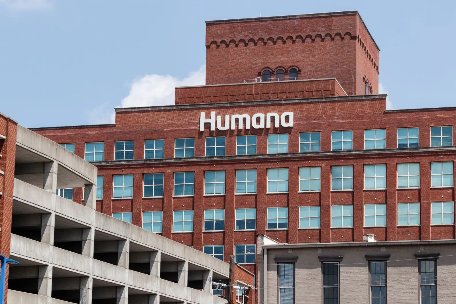 آیا سهام Humana از داو جونز بهتر عمل میکند؟