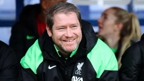 Liverpool hat spezielle Denkmäler für Matt Beard, den ehemaligen Leiter seiner Frauenmannschaft, enthüllt