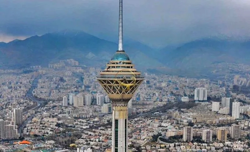 طيران الطائرات الورقية إحياءً لشهداء الطلاب في ميناب في برج ميلاد