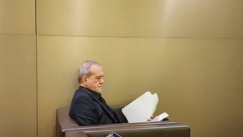 مسعود پزشکیان کتاب «کمک‌های آمریکا به مردم ایران» را به مهمانانش هدیه داد