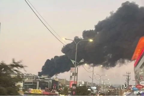 Großbrand im Einkaufszentrum Al-Jalil West; verängstigte Bewohner strömten auf die Straßen