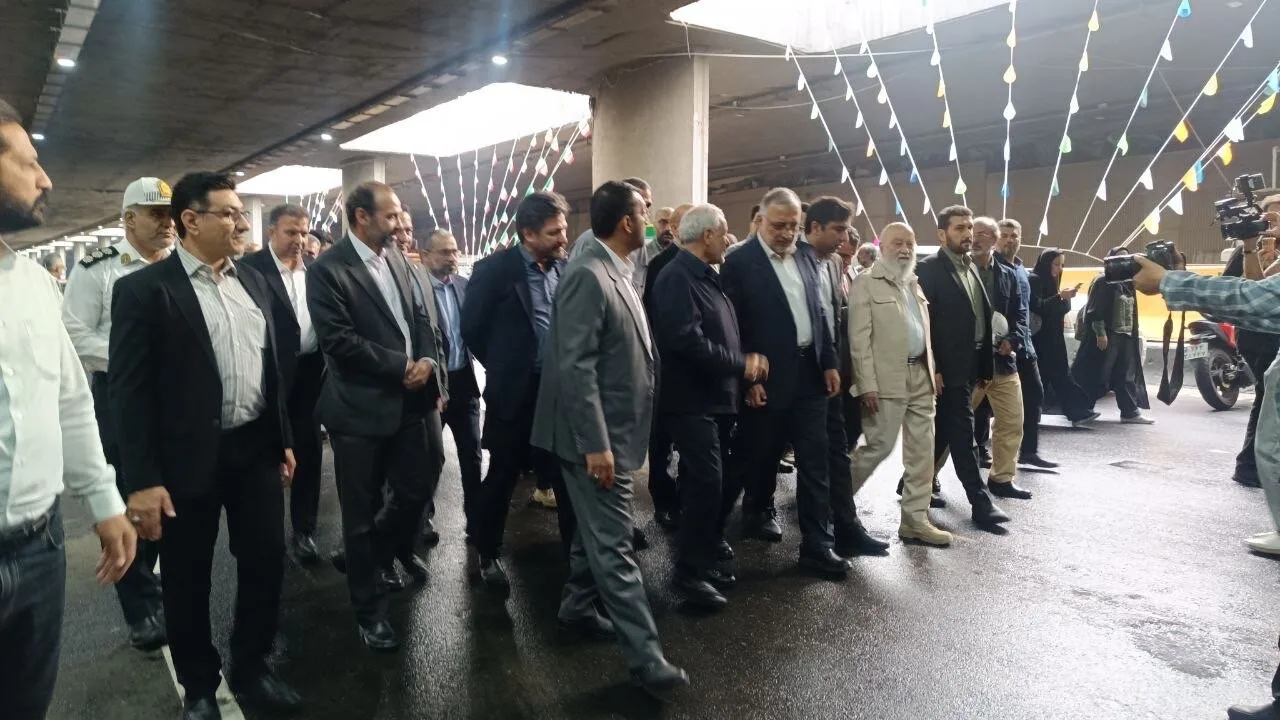 انتقال اتوبوسهای چینی به بندرعباس با آسیب ۱۸ دستگاه به دست آمریکا