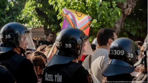 Razzia der türkischen Polizei gegen LGBTQ-Vereine und Festnahme von Aktivisten