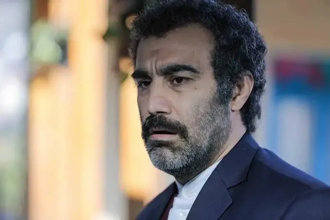 Mohsen Tanabandeh wird im Hintergrund von Paytakht ersetzt