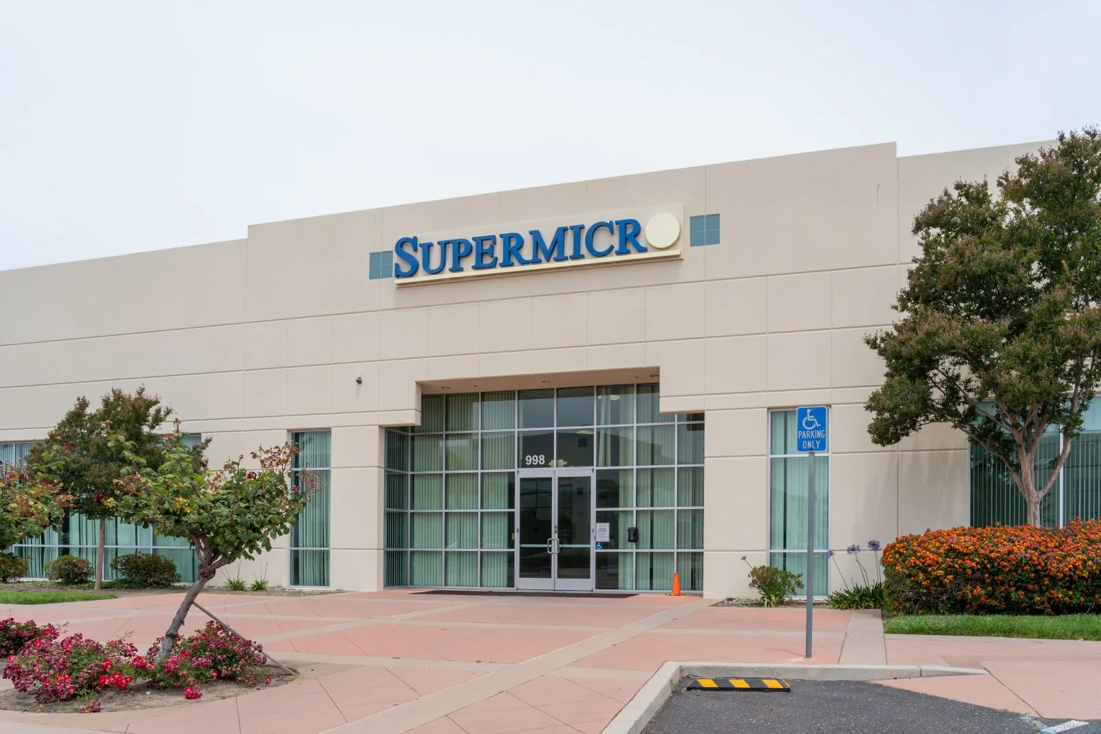 هل تراجعت أسهم Super Micro عن Nasdaq؟
