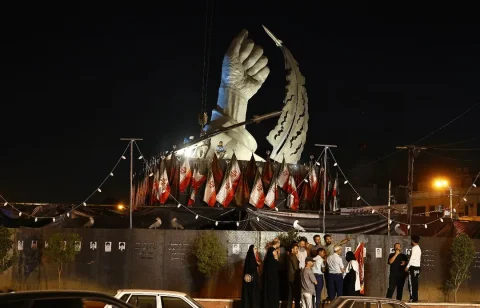 شهرداری تهران سازه مشت گره کرده را به کارگاه منتقل کرد