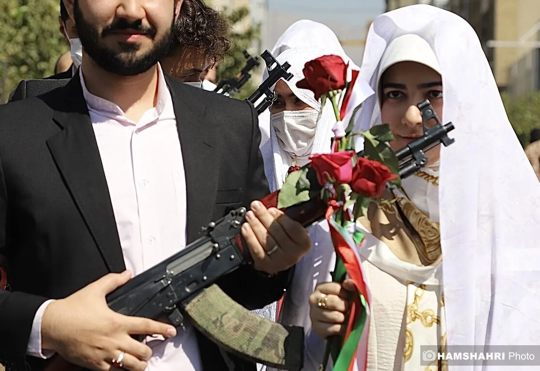 رزمایش ۳۱۳ هزار جانفدای ایران با حضور عروس و دامادهای کلاشینکف به دست در تهران