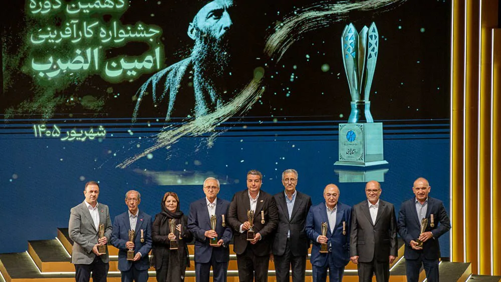نشان کارآفرین برتر در دستان مالک کروز؛ توقف یک خودروسازی در پسزمینه!