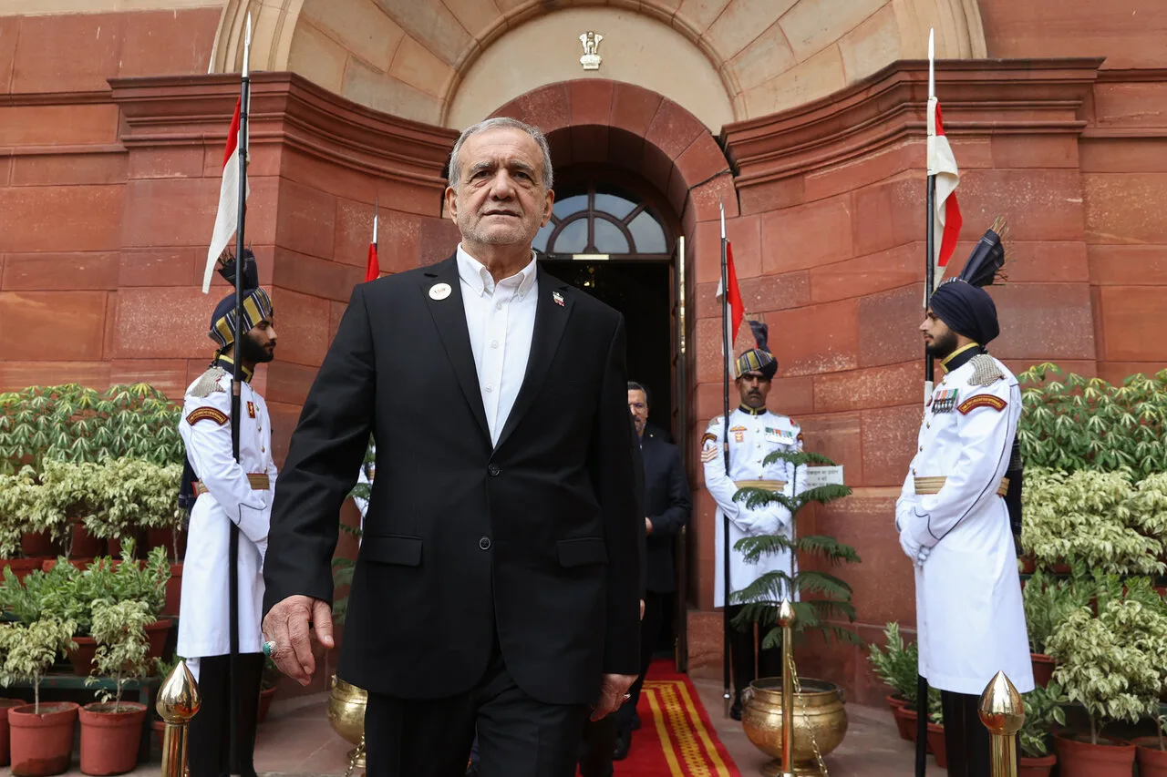 بازدید جنجالی دکتر مسعود پزشکیان از کاخ فتحعلی‌شاه قاجار در هند