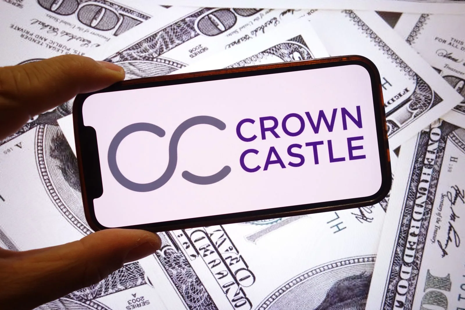 Crown Castle: آیا CCI در بازار املاک از رقبای خود عقب مانده است؟