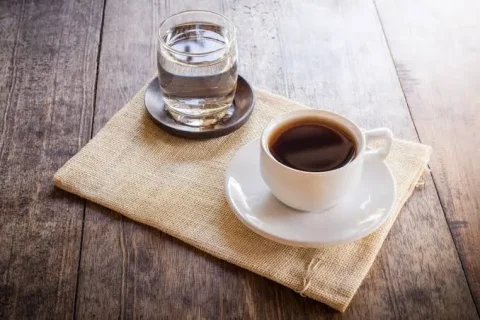 Wasser, Kaffee und ein neuer Anfang: Das Geheimnis eines energiegeladenen Tages!