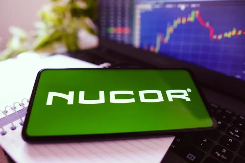 Die Aktienperformance von Nucor im Vergleich zu anderen Stahlgiganten