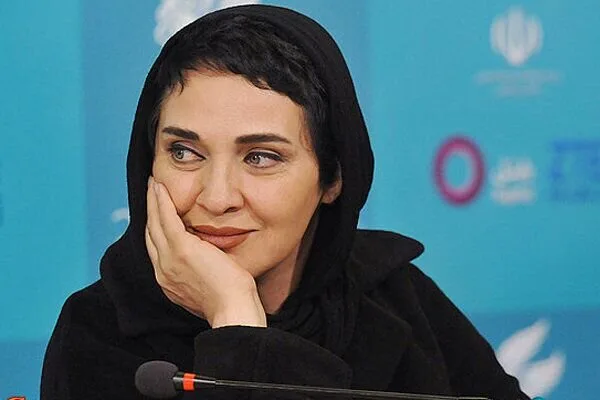 رویا نونهالی در نقش «ماما النا» به صحنه می‌رود