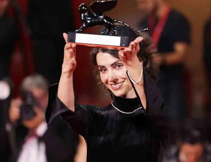 Laleh Marzban und die Kritik an ihrer Anwesenheit beim Festival von Venedig