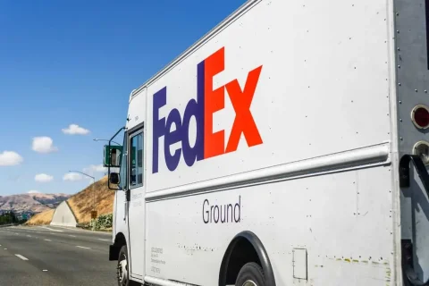 أداء أسهم FedEx مقارنةً بمنافسيها في مجال اللوجستيات: هل هي في الصدارة؟