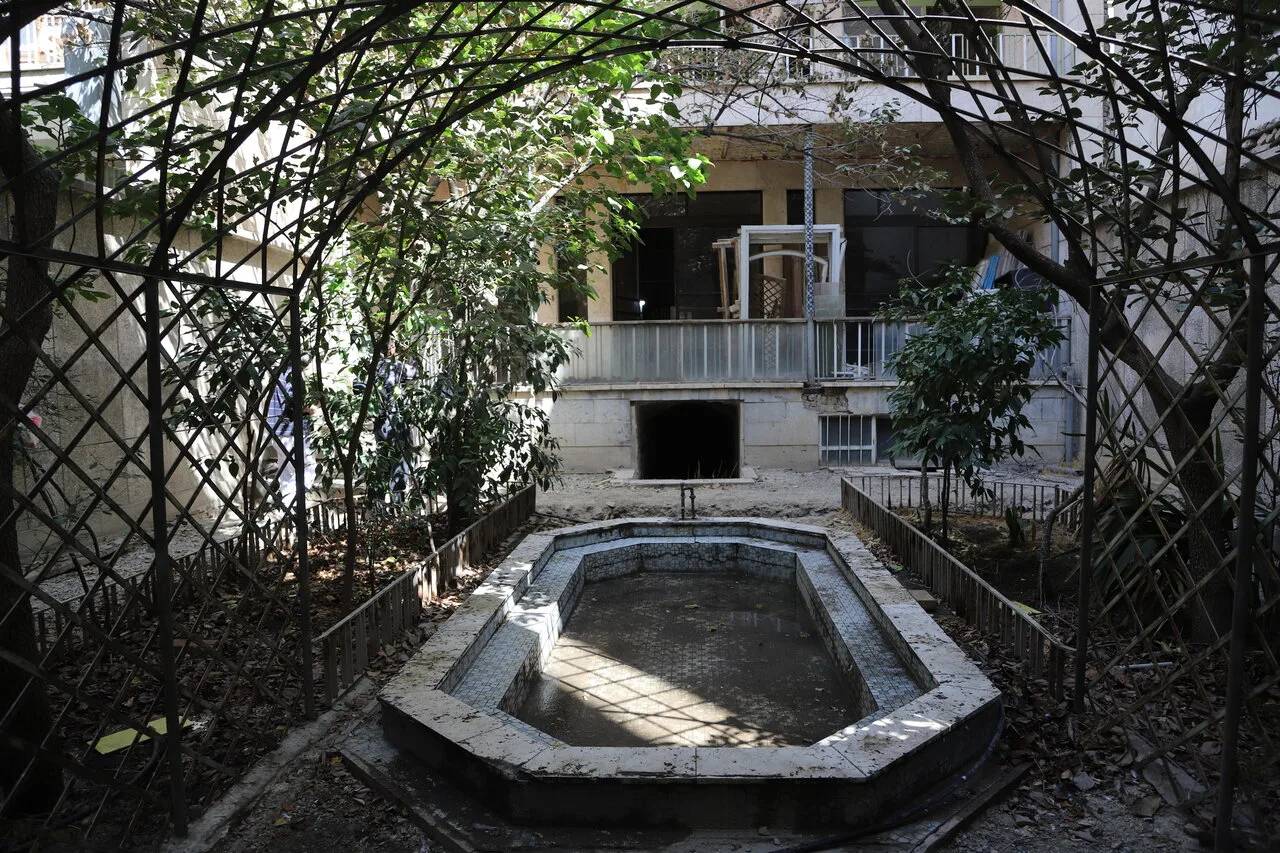 Beginn der Restaurierungsphase des Hauses von Forough Farrokhzad und Entdeckung eines Qajar-Pools