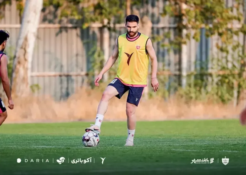 مبارزه یاسین سلمانی و مهدی تارتار برای تصاحب توپ در تمرینات پرسپولیس