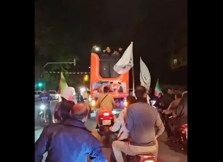 حرکت تحسین‌برانگیز کاروان خودرویی در اصفهان هنگام عبور از بیمارستان
