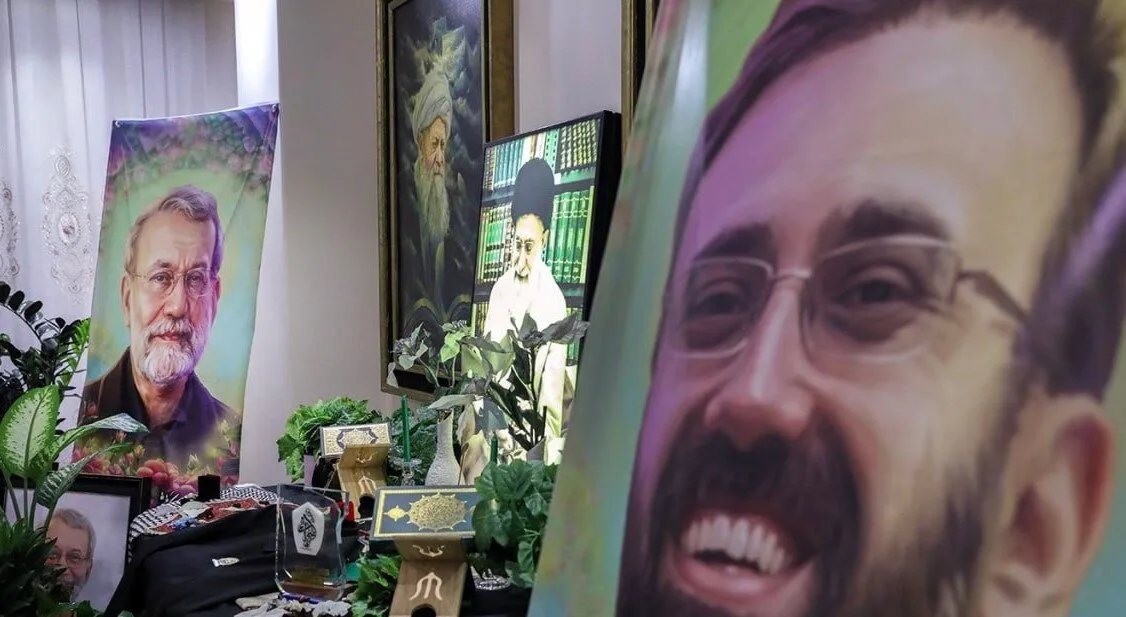ابتسامة الشهيد مرتضى لاريجاني في ذكرى عائلته