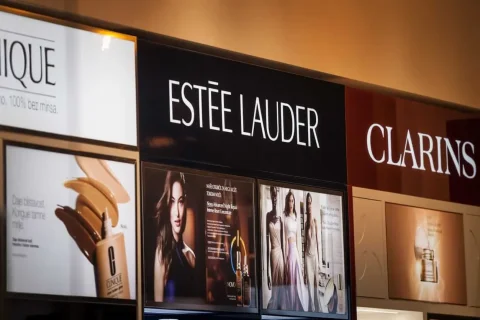 Vergleich der Aktienperformance von Estée Lauder mit anderen Konsumgütern: Ein umstrittener Blick
