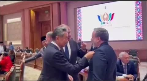Chinas Außenminister Hand auf dem Kragen von Araqchi! Ein umstrittenes Video über diplomatische Interaktionen