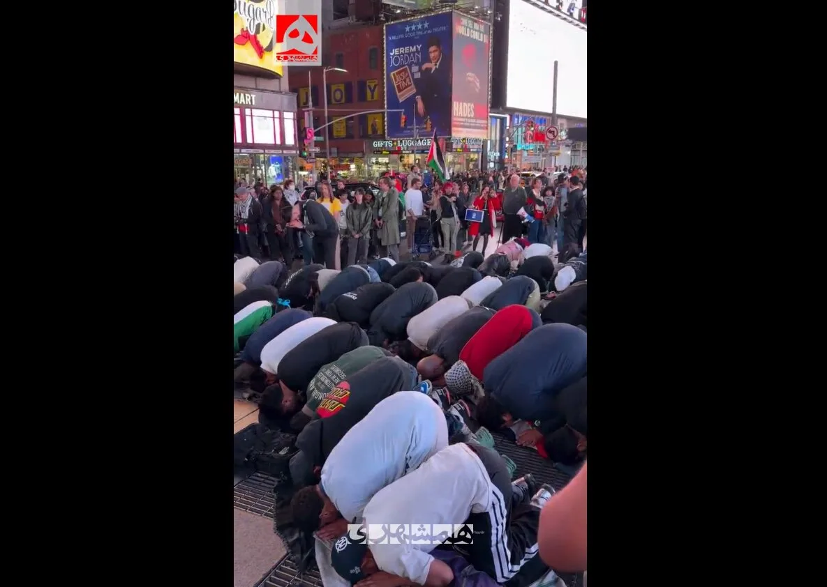 معترضان به بنیامین نتانیاهو در میدان تایمز نیویورک نماز اقامه کردند