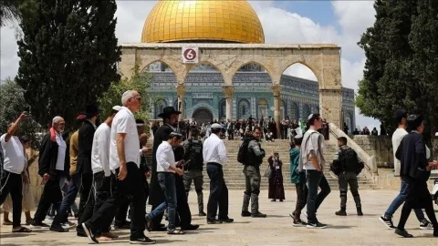 Übergriffe von Siedlern auf die Al-Aqsa-Moschee und neue Einschränkungen für Gläubige
