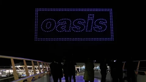 Oasis آسمان را با نمایش درون‌پرداری در منچستر روشن کرد