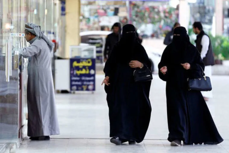 هجوم زنان عربستانی به فروشگاه در ریاض و شکستن شیشه‌ها