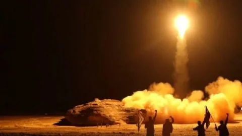 حمله موشکی ارتش یمن به تاسیسات نفتی آرامکو در عربستان