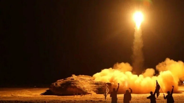 حمله موشکی ارتش یمن به تاسیسات نفتی آرامکو در عربستان