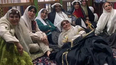 برادر نرگس آبیار در سریال بامداد خمار به ایفای نقش پرداخت
