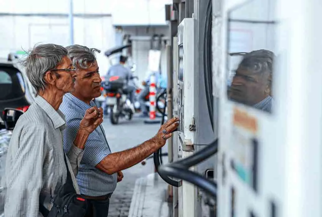 أحمدي: لا توجد قيود على بطاقات الدفع البنكية للتزود بالوقود