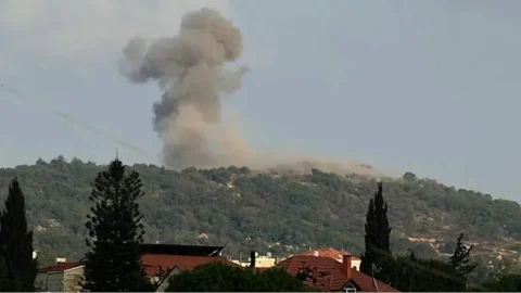 Luftangriffe des israelischen Regimes auf den Ali al-Taher Hügel im Libanon