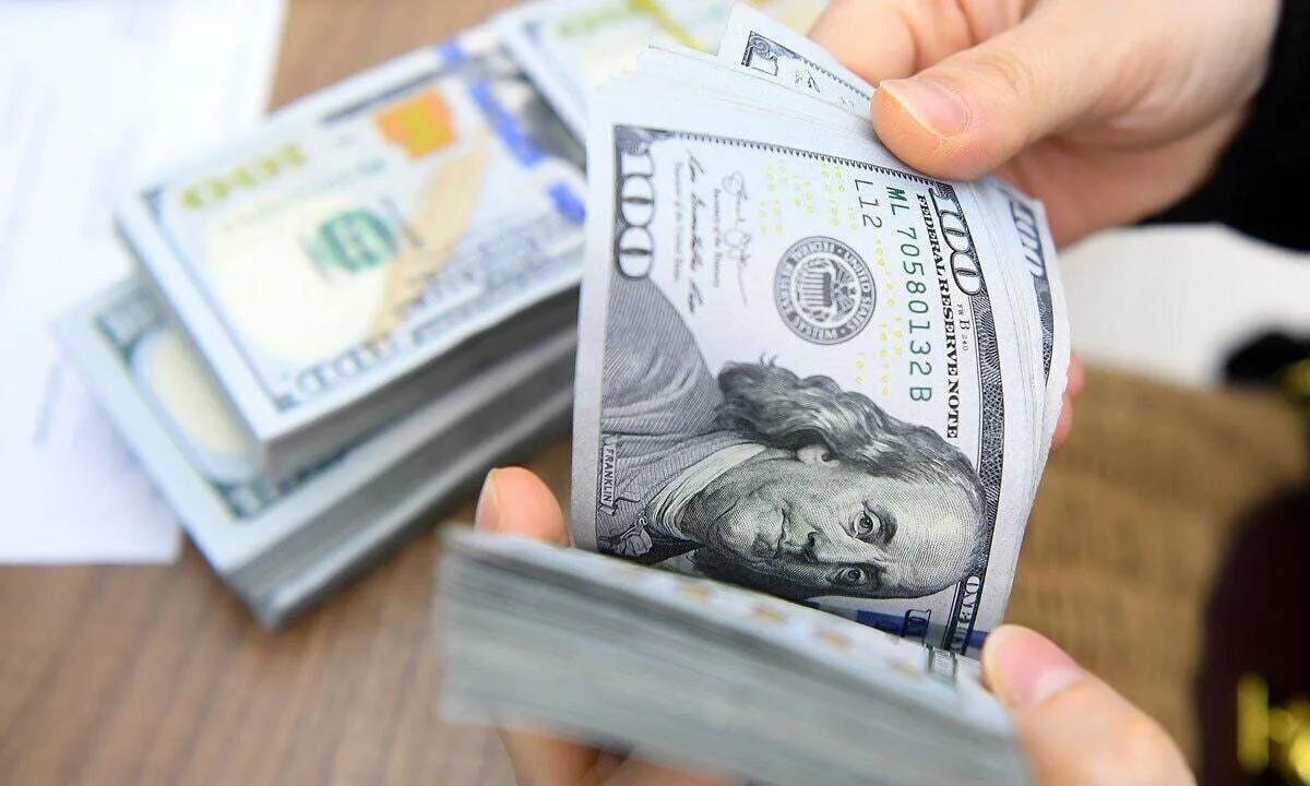 کاهش قیمت دلار و یورو در بازار آزاد؛ دلار به 263 هزار تومان رسید