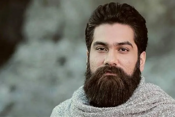 علی زندوکیلی در کنسرت‌نمایش «سیاوش» با تاج و ردای سلطنتی روی صحنه رفت