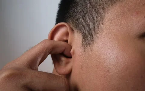 خارش گوش و دلایل شایع آن؛ از عفونت تا آلرژی