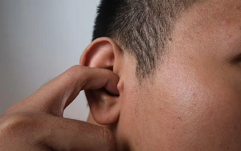 خارش گوش و دلایل شایع آن؛ از عفونت تا آلرژی
