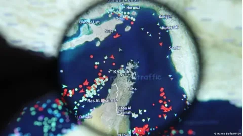 حبیب‌الله سیاری: تنگه هرمز بسته است و عبور باید هماهنگ باشد