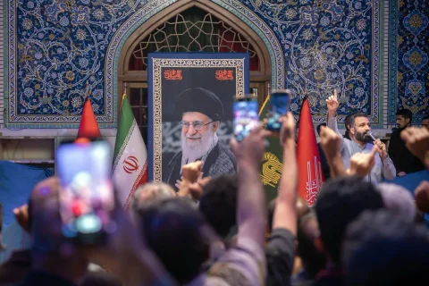 حضور هنرمندان بر مزار آقای شهید ایران در روزی خاص