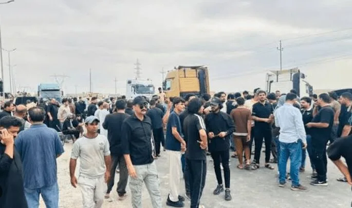 رانندگان معترض عراقی خواستار بازگشایی مرز الشیب شدند