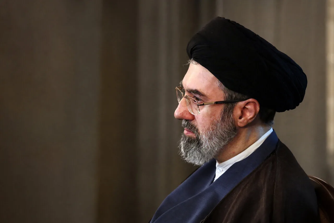 آیت‌الله سید مجتبی خامنه‌ای در تدفین رهبر شهید حضور داشتند
